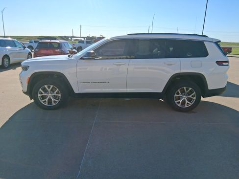Used 2022 Jeep Grand Cherokee L Limited AWD/4WD image 5