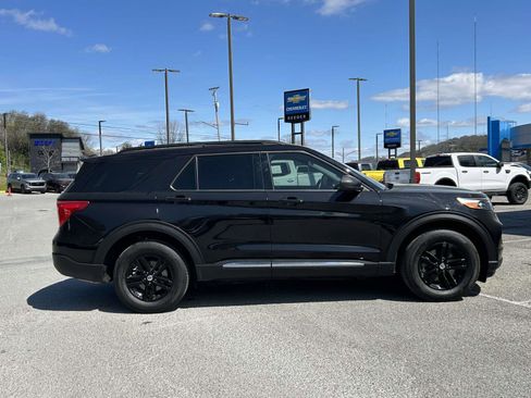 Used 2023 Ford Explorer XLT AWD/4WD image 2