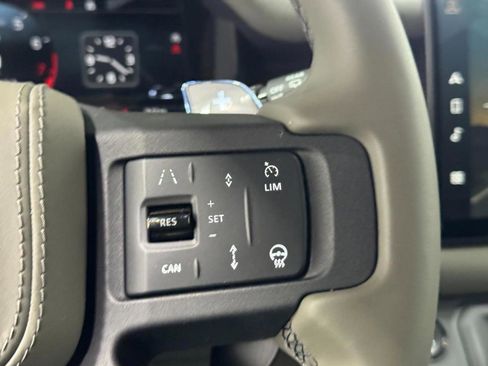 Used 2025 Land Rover Defender 110 image 22