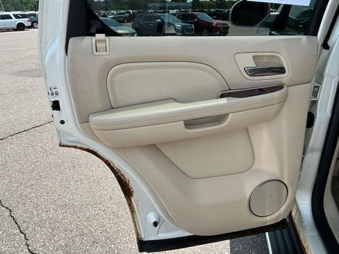 Used 2007 Cadillac Escalade AWD w/ Information Package image 13