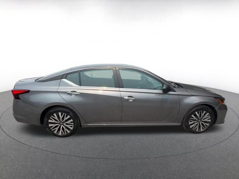 Used 2025 Nissan Altima 2.5 SV FWD image 13