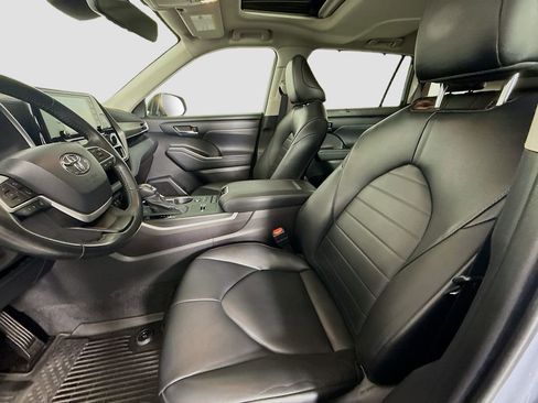 Used 2022 Toyota Highlander XLE image 13