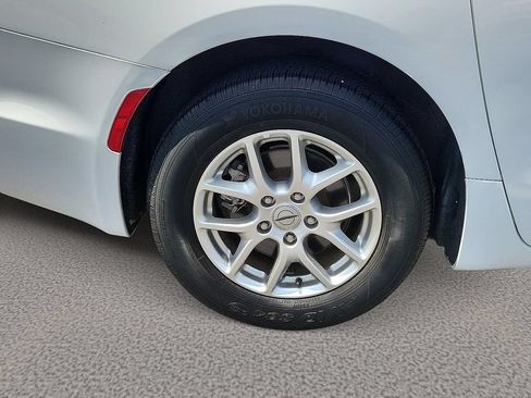 Used 2023 Chrysler Pacifica Touring-L FWD image 7