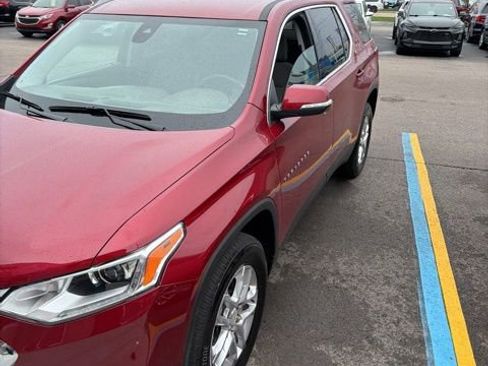 Used 2021 Chevrolet Traverse LT image 3