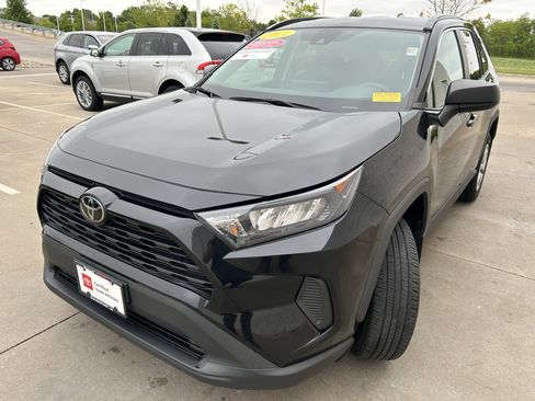 Used 2021 Toyota RAV4 LE AWD/4WD image 3