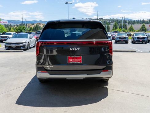 Used 2026 Kia Carnival FWD image 6