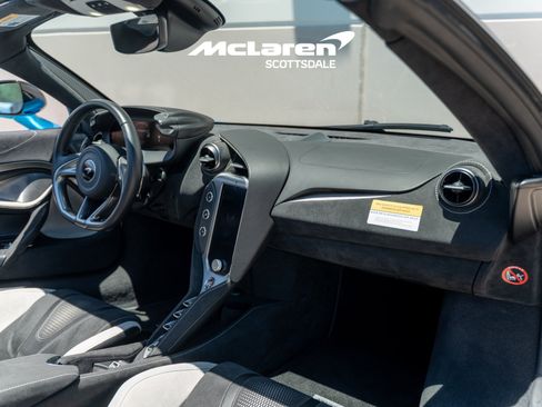 Used 2024 McLaren 750S Spider RWD image 17