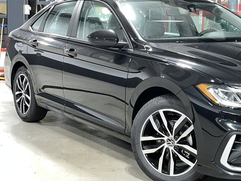 New 2025 Volkswagen Jetta SE image 4