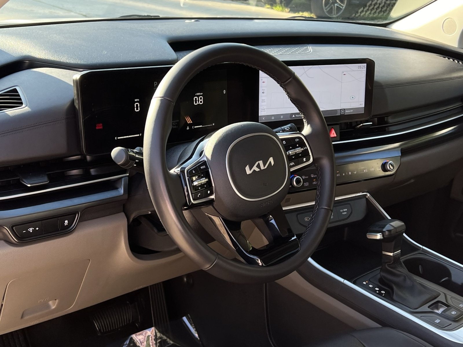 Used 2025 Kia Carnival FWD image 21