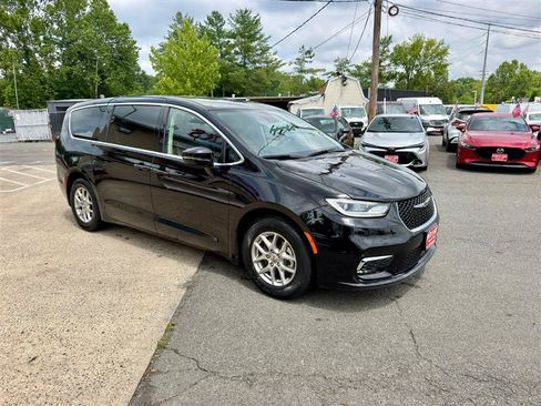 Used 2024 Chrysler Pacifica Touring-L FWD image 7