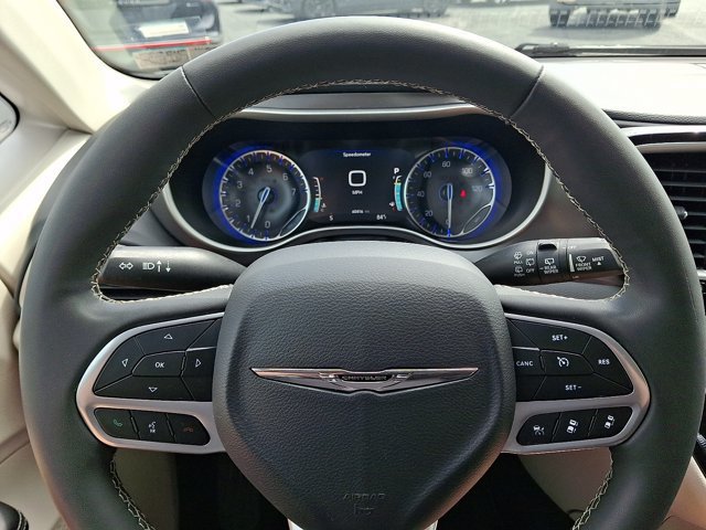 Certified 2023 Chrysler Pacifica Touring-L FWD image 24