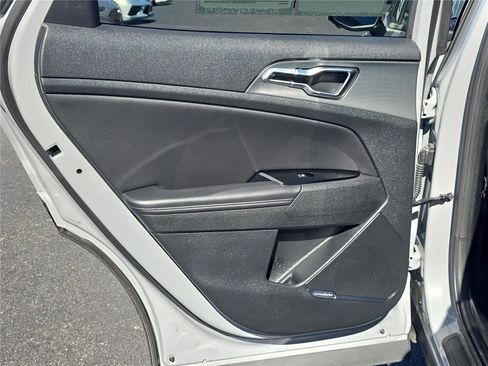 Used 2023 Kia Sportage SX image 11