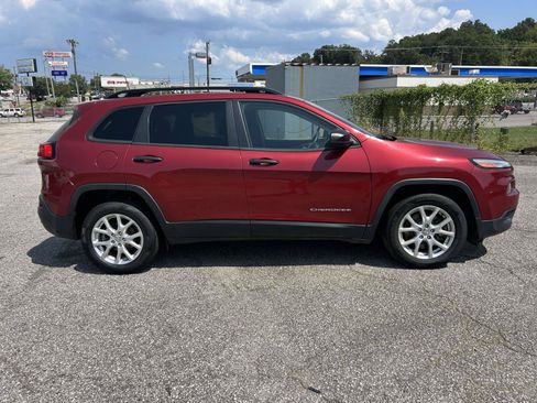 Used 2017 Jeep Cherokee Sport FWD image 2