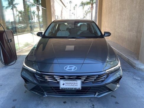 New 2025 Hyundai Elantra Limited image 28