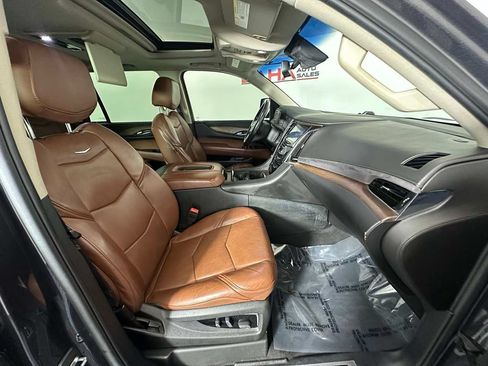 Used 2017 Cadillac Escalade Luxury AWD/4WD image 31