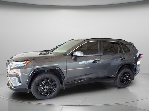 Used 2022 Toyota RAV4 SE AWD/4WD image 2