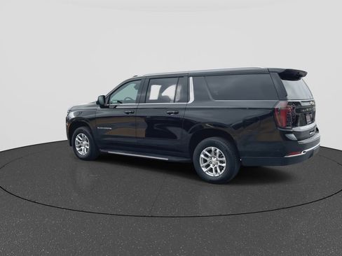 Used 2025 Chevrolet Suburban LT image 6