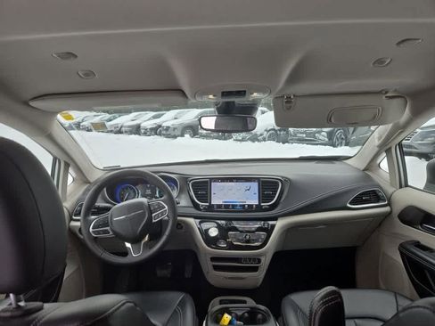 Used 2023 Chrysler Pacifica Touring-L image 10
