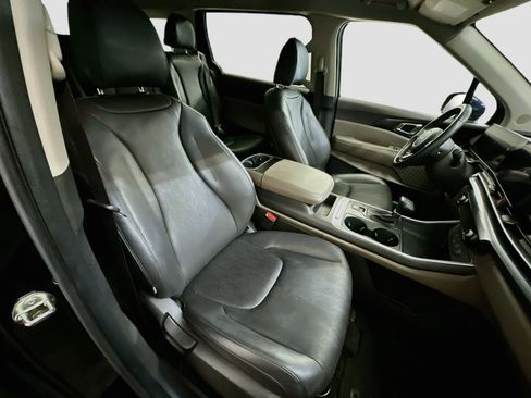 Used 2025 Kia Carnival FWD image 33