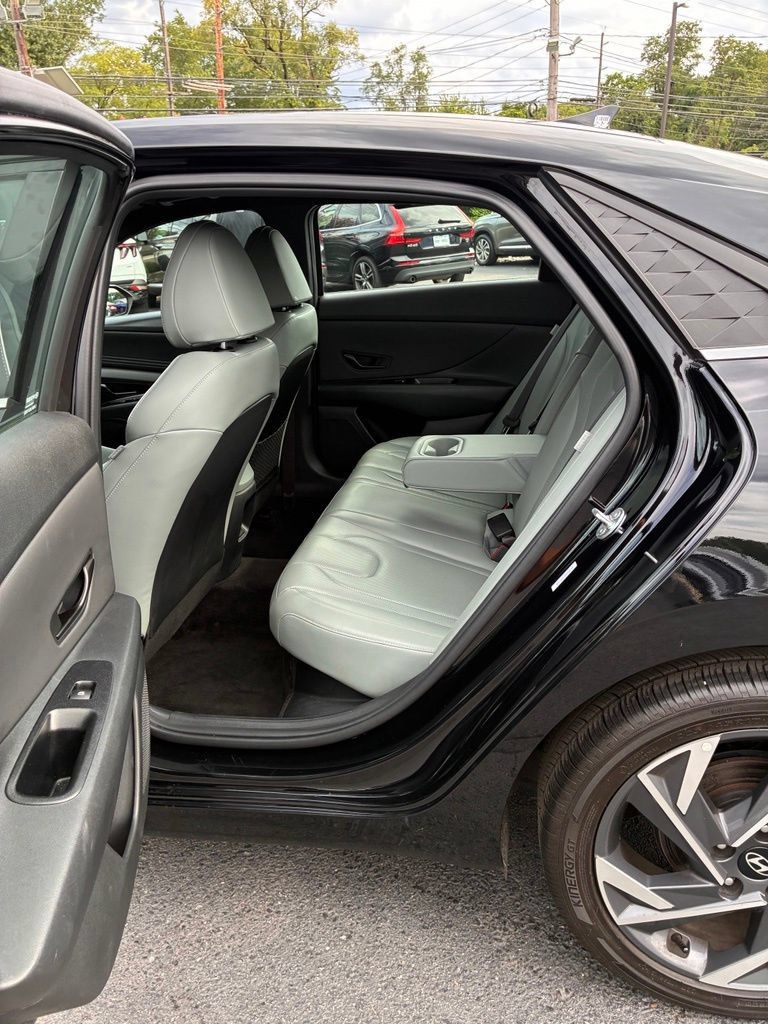 Used 2025 Hyundai Elantra Limited w/ Cargo Package FWD image 24