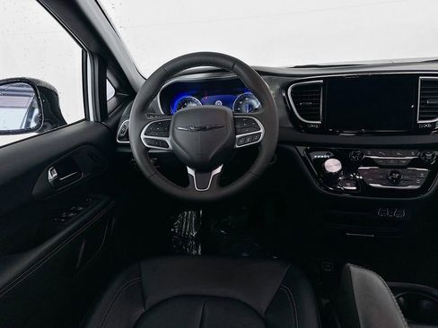 Certified 2025 Chrysler Pacifica Select image 32