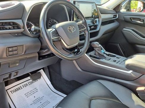 Used 2020 Toyota Highlander XLE AWD/4WD image 14