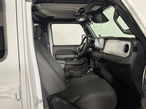 Used 2025 Jeep Wrangler Unlimited Sahara w/ Safety Group AWD/4WD image 32