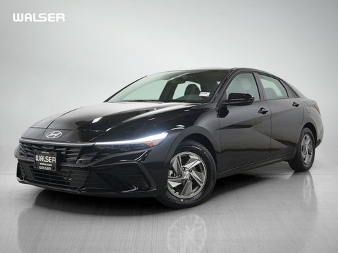 Certified 2025 Hyundai Elantra SE FWD image 1