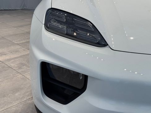 Certified 2025 Porsche Macan Electric image 12