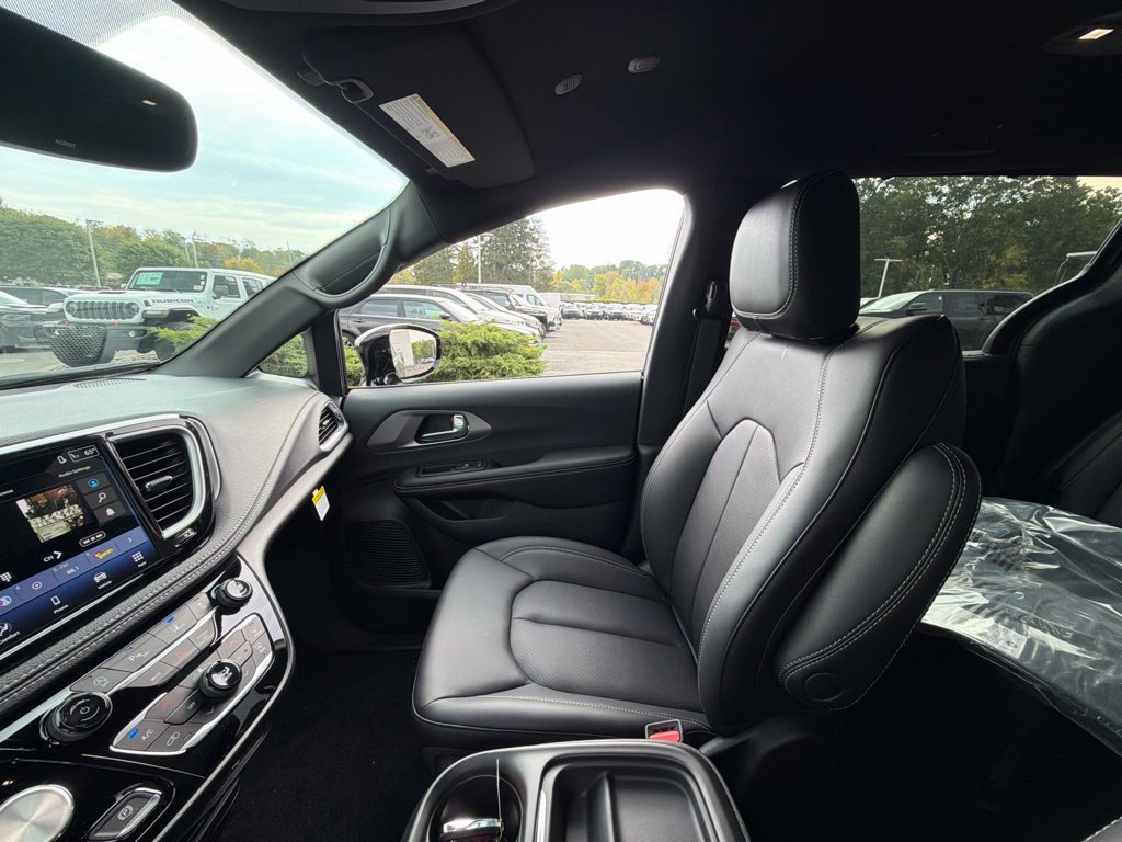 New 2027 Chrysler Pacifica Select AWD/4WD image 30