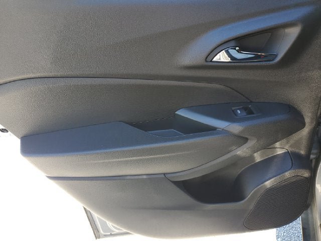 Used 2025 Chevrolet Trax RS w/ Driver Confidence Package FWD image 18