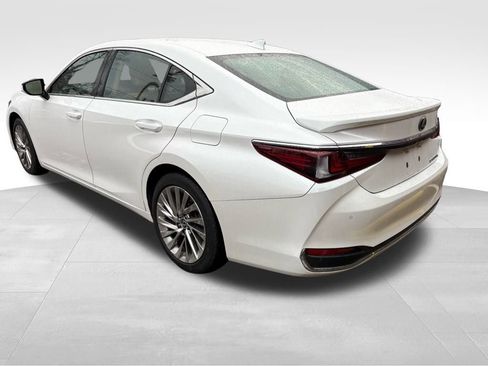 Used 2023 Lexus ES 300h Ultra Luxury image 2