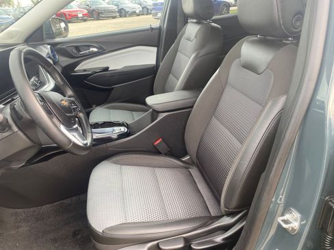 Used 2025 Chevrolet Trax LT w/ LT Convenience Package image 28