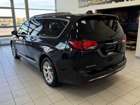 Used 2019 Chrysler Pacifica Limited image 2