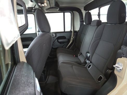 Used 2022 Jeep Gladiator Sport image 12