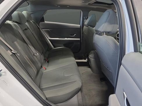 Certified 2025 Hyundai Elantra SEL image 33