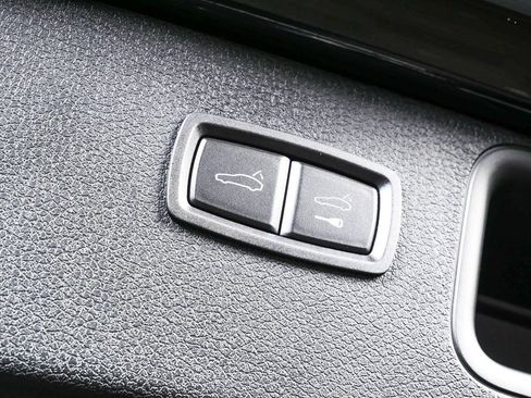 Used 2026 Porsche Macan AWD/4WD image 33