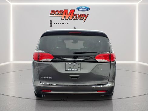 Used 2023 Chrysler Voyager LX image 5