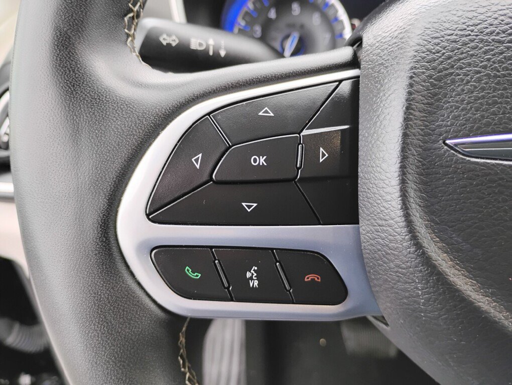 Used 2024 Chrysler Pacifica Touring-L FWD image 22
