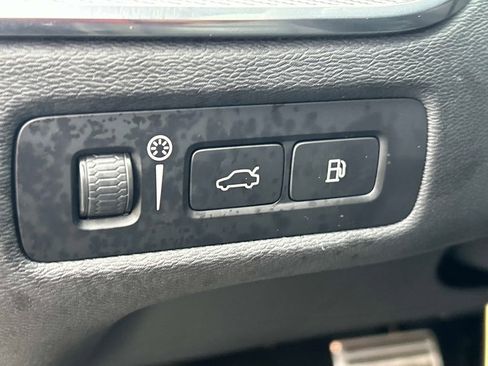 Used 2022 Volvo XC60 T8 R-Design image 23