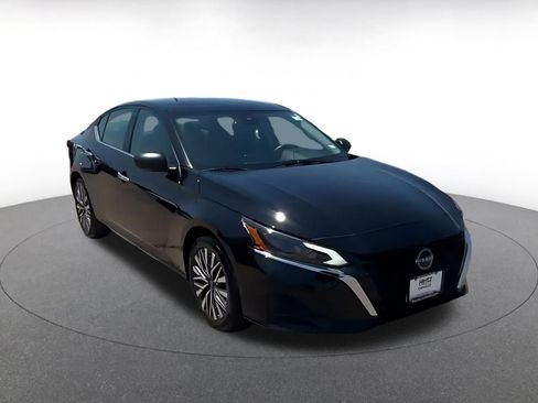 Used 2025 Nissan Altima 2.5 SV FWD image 3