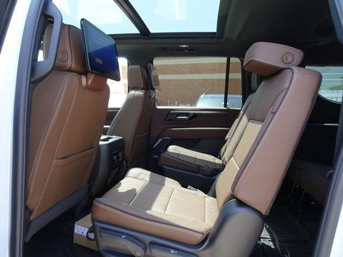 New 2026 Chevrolet Suburban High Country AWD/4WD image 8