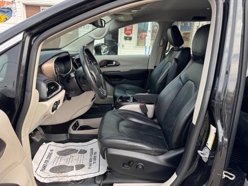 Used 2019 Chrysler Pacifica Touring-L image 17