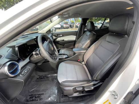 Used 2025 Chevrolet Trax LT image 27