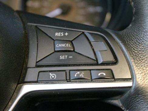 Used 2017 Nissan Rogue SV AWD/4WD image 18