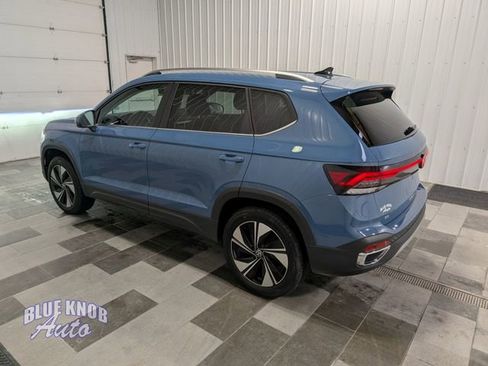 Used 2025 Volkswagen Taos SE image 2
