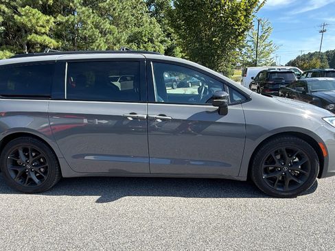 Used 2025 Chrysler Pacifica Limited FWD image 7