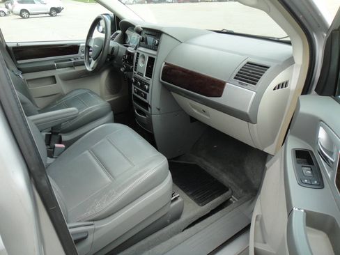 Used 2010 Chrysler Town & Country Touring FWD image 17
