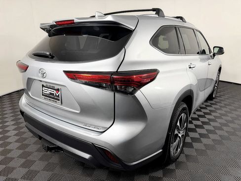 Used 2020 Toyota Highlander XLE AWD/4WD image 9