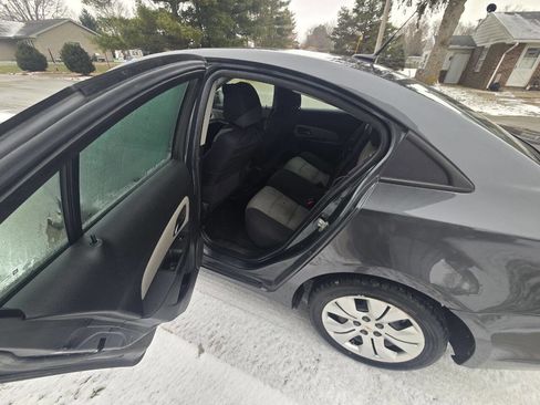 Used 2013 Chevrolet Cruze LS image 9
